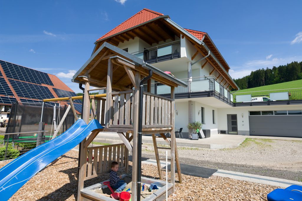 Hausansicht vom Spielplatz